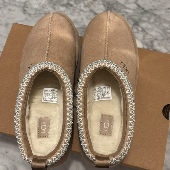 Ugh tazz platform slipper size 8
NWT Sand - Picture 2 of 5